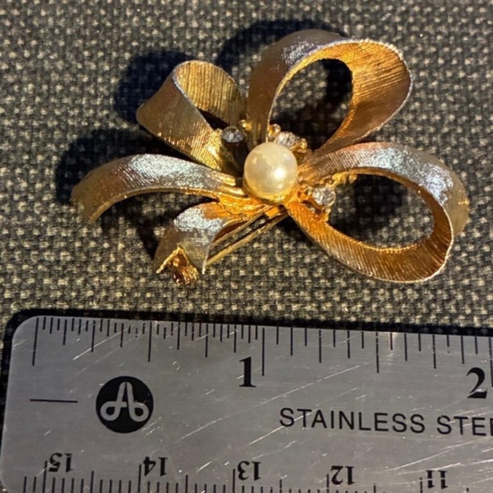 Vintage signed Roma gold tone bow Rhinestones with faux pearl brooch pin 1980s - Picture 4 of 4